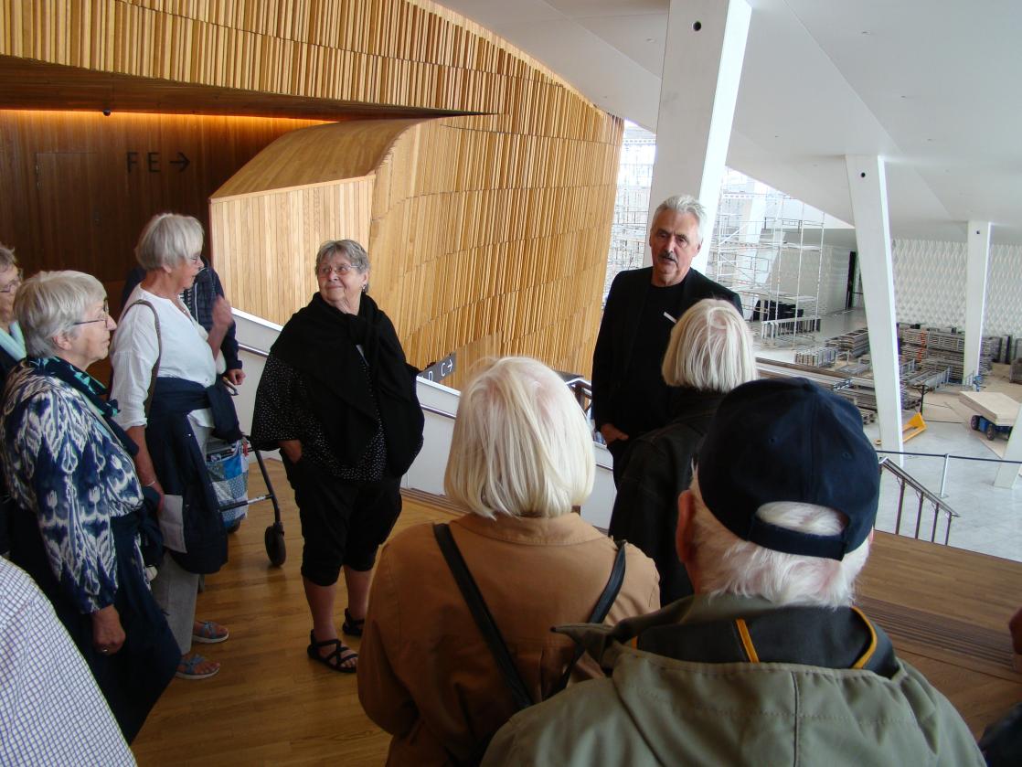 Foreningens deltagere sammen på rundvisning i Operaen i Oslo, august 2025.